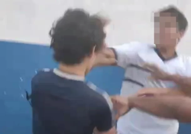 Alunos brigam na rua e trocam socos nas proximidades de escola em Guarujá; VÍDEO
