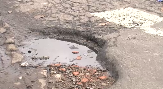 Em São Vicente, buracos e vias mal conservadas desafiam motoristas e moradores