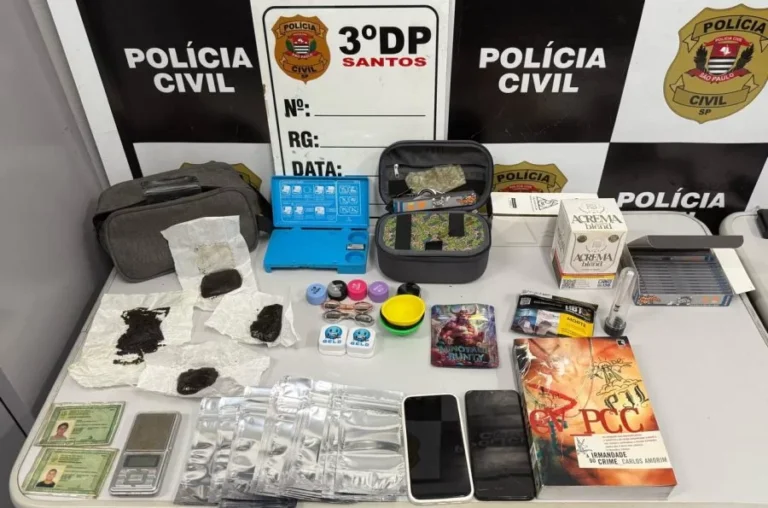 Policia arromba porta, invade apartamento e prende dois irmãos por tráfico de drogas em cidade do litoral; VÍDEO