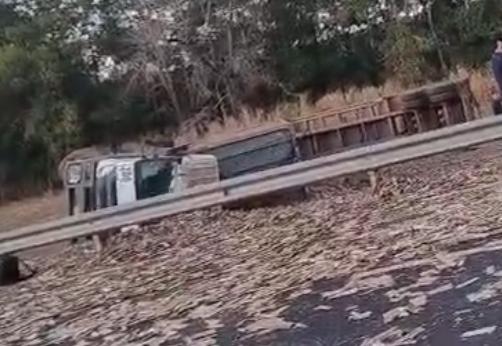 Caminhão canavieiro tomba na Marechal Rondon e causa interdição na rodovia