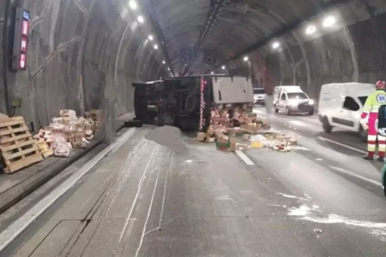 Caminhonete tomba após pneu estourar e carga fica espalhada na Rodovia Anchieta