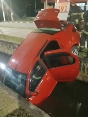 Carro cai em canal e motorista é resgatado em cidade do litoral; VÍDEO