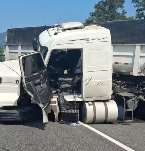 Acidente entre caminhão e carro deixa uma pessoa gravemente ferida em rodovia de Cubatão