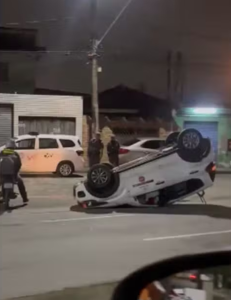 Homem embriagado capota carro de empresa e é preso em cidade do litoral