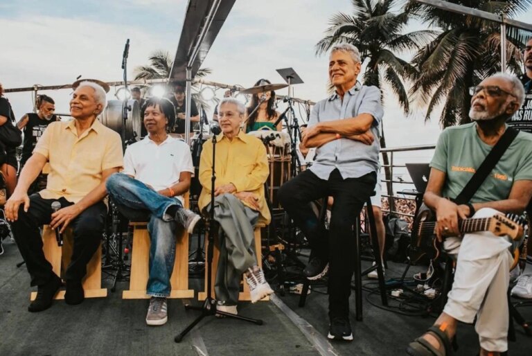 Chico Buarque, Gilberto Gil e Caetano Veloso lideram ato em Copacabana em defesa da democracia