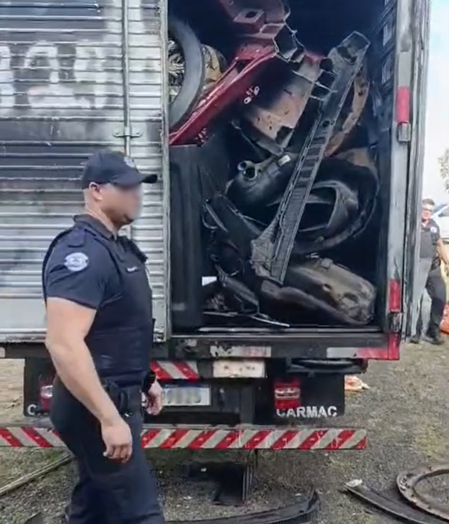 GM de Monte Mor desmonta desmanche e prende três com caminhão de peças roubadas