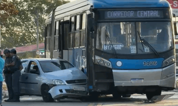 Colisão entre ônibus BRT e carro deixa motorista ferido na Avenida Ruy Rodrigues