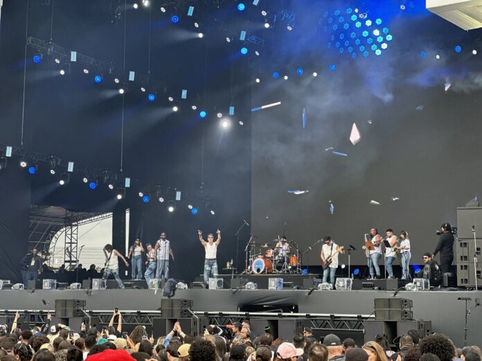 Di Ferrero emociona público no The Town com clássicos do NX Zero