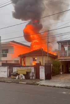 Incêndio de grandes proporções atinge casa em São Vicente; VÍDEO