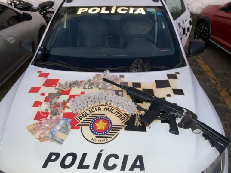 Polícia Militar apreende drogas, dinheiro e réplica de fuzil em Caçapava