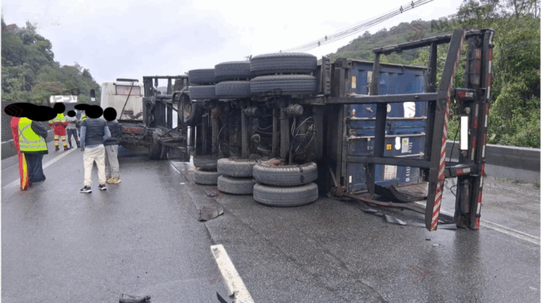 Carreta com 26 toneladas de sucata tomba em rodovia de Santos