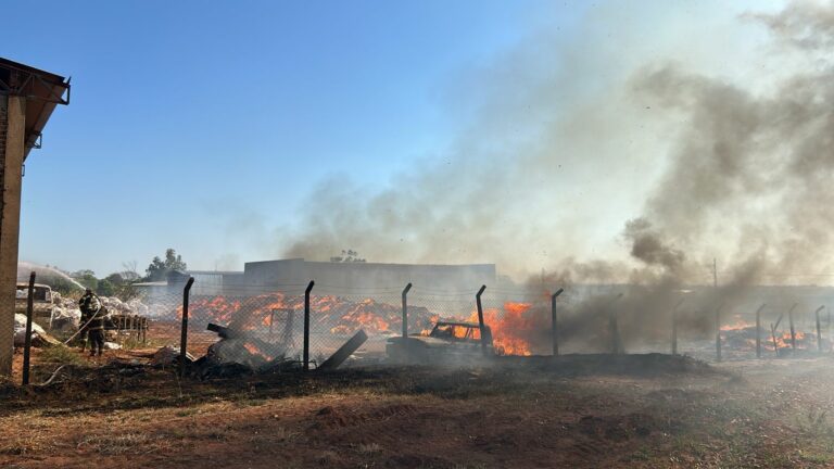 Incêndio atinge empresa de produtos recicláveis