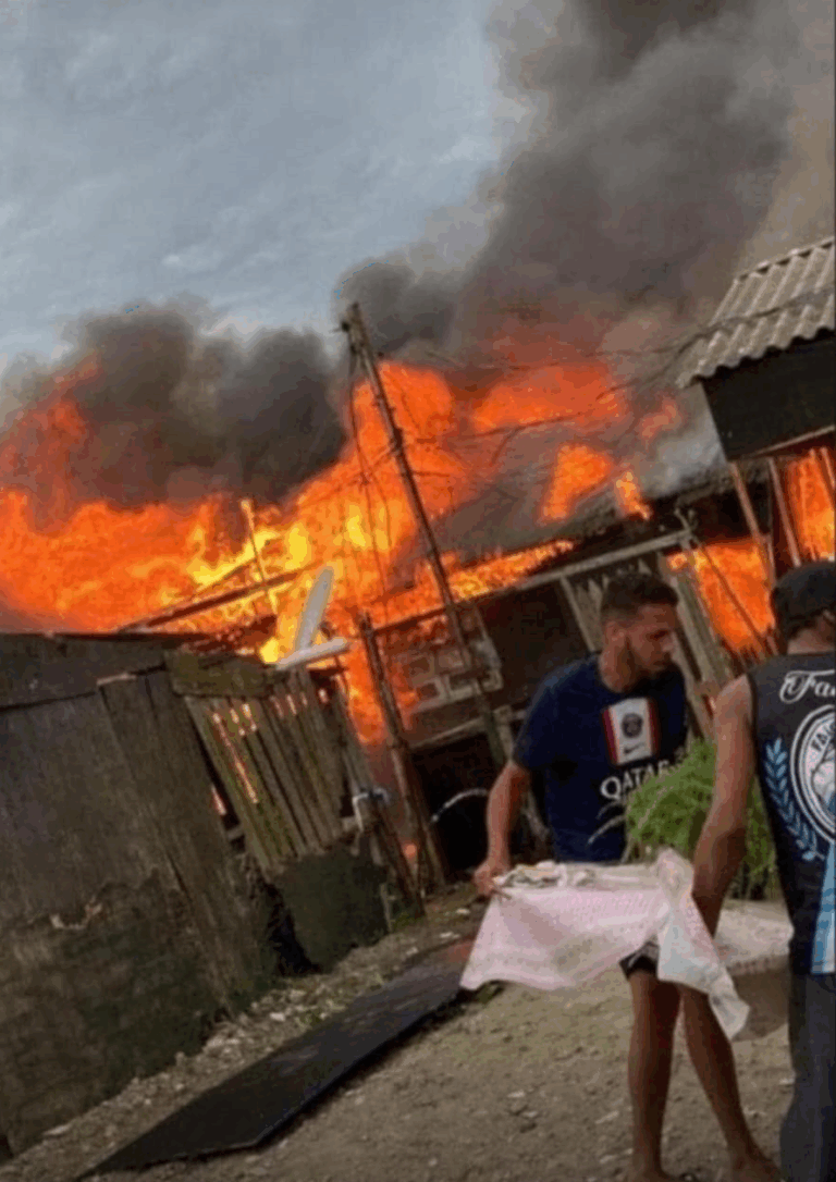 Incêndio de grandes proporções atinge cerca de 10 barracos na Vila dos Pescadores em Cubatão; VÍDEOS