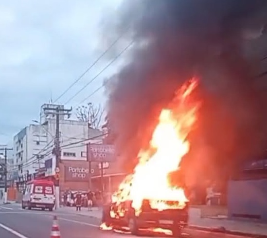 Incêndio atinge carro e afeta trânsito em avenida do Guarujá