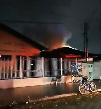 Incêndio atinge imóvel durante a madrugada no Guarujá; VÍDEO