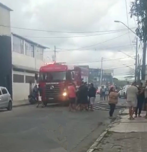 Incêndio atinge casa no Paecará, em Guarujá