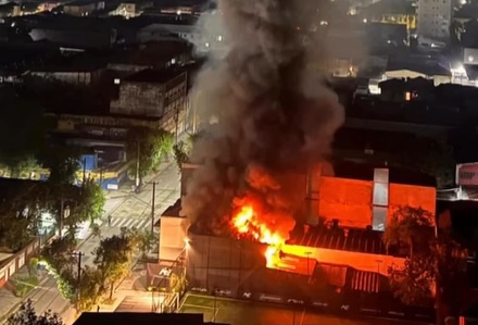 Incêndio atinge imóvel em Santos e deixa uma pessoa ferida