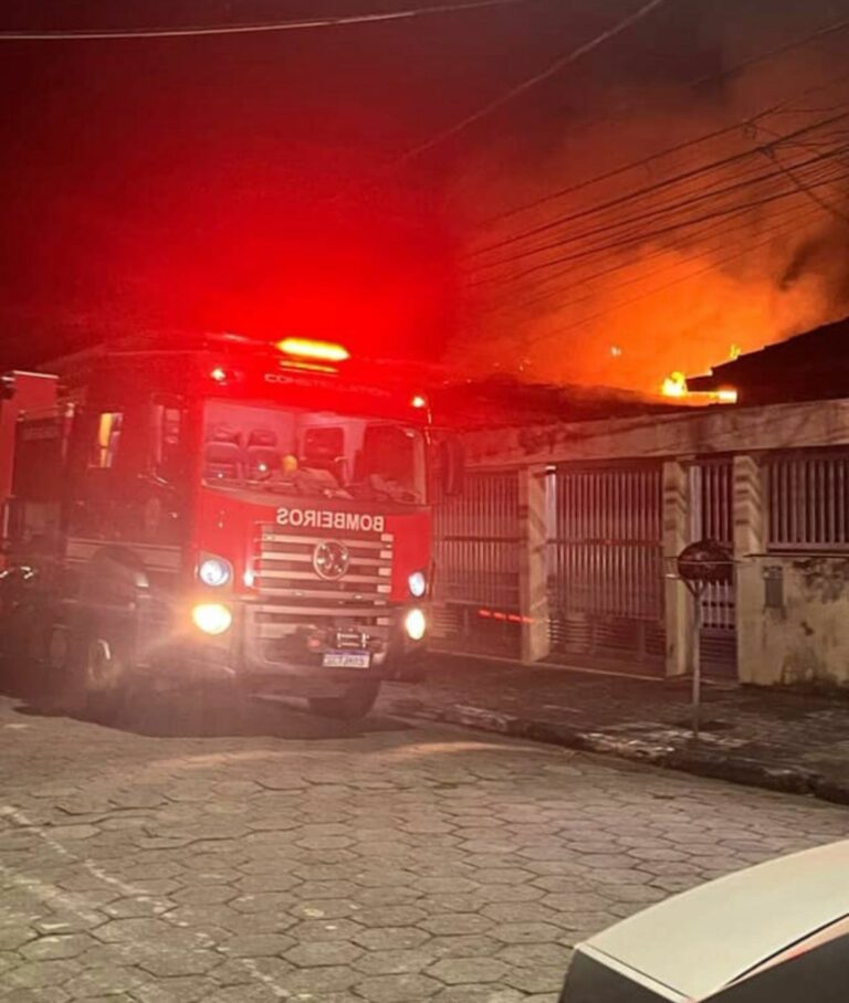 Incêndio destrói casa de madeira em São Vicente e deixa uma pessoa ferida