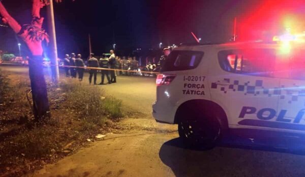 Jovem de 25 anos é baleado e preso após apontar arma para PMs