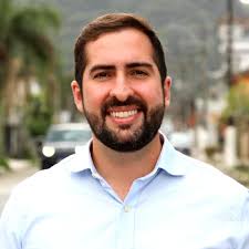 Kayo Amado tem 58,1% de aprovação nos primeiros oito meses de mandato do ano em São Vicente, segundo pesquisa