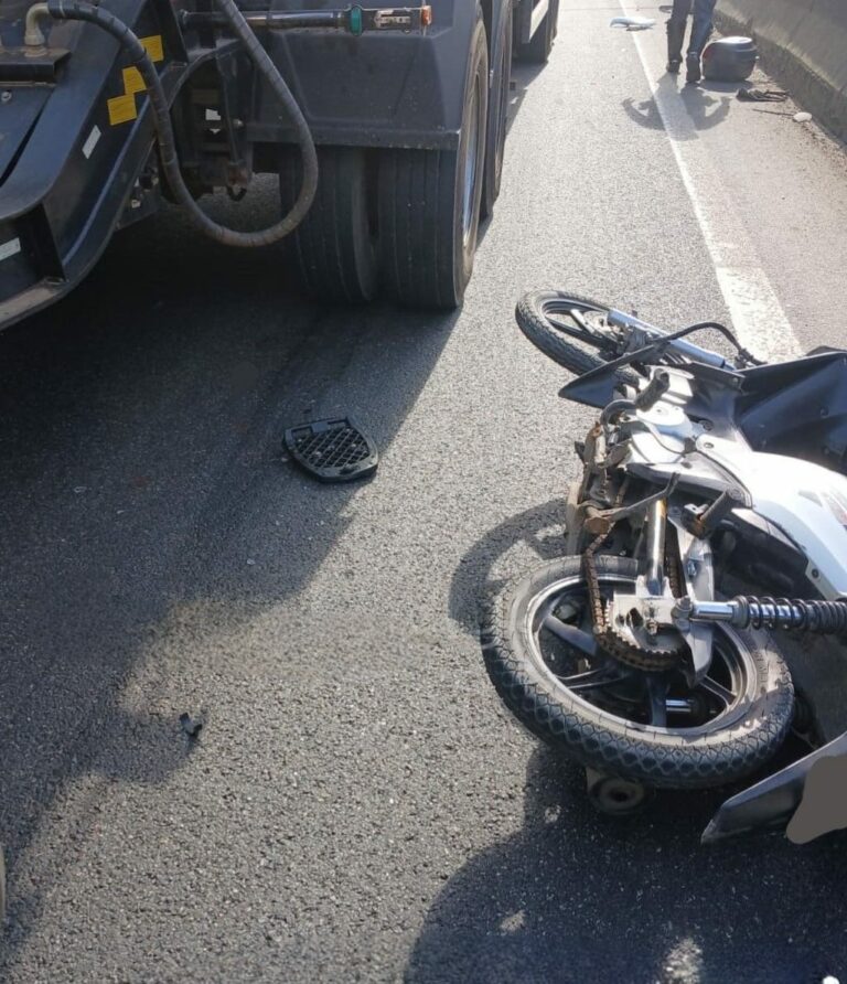 Motociclista morre atropelado após perder o controle e bater em atenuador de impacto em Cubatão