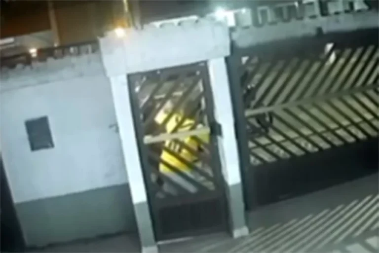 Motoboy discute e quebra braço de cliente durante entrega de pedido em Santos