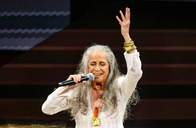 O poder de Maria Bethânia: estreia da turnê de 60 anos é ovacionada no Rio