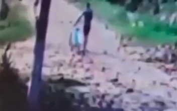 Mulher é perseguida por homem que se masturbava em avenida do Guarujá; VÍDEO