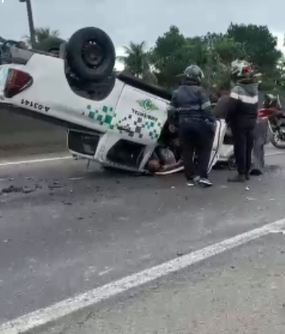 Viatura da Polícia Ambiental capota após desviar de buraco e motorista fica ferido em Cubatão
