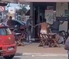 Policiais são flagrados agredindo dois homens em padaria de Praia Grande; VÍDEO