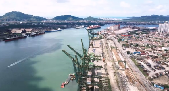 Porto de Santos fecha acordo de R$ 3,28 milhões com Fundação espanhola para descarbonização e ampliação de energia limpa