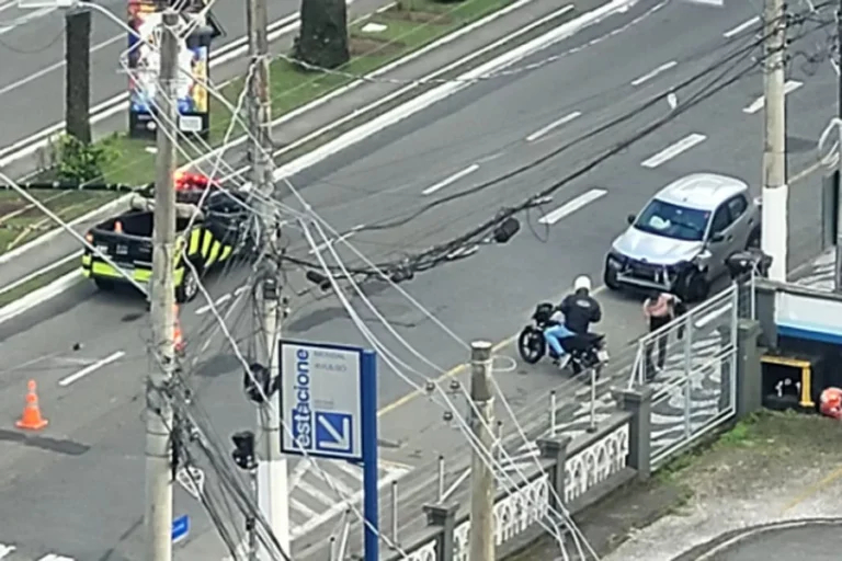Carro perde controle e derruba semáforo no Gonzaga, em Santos