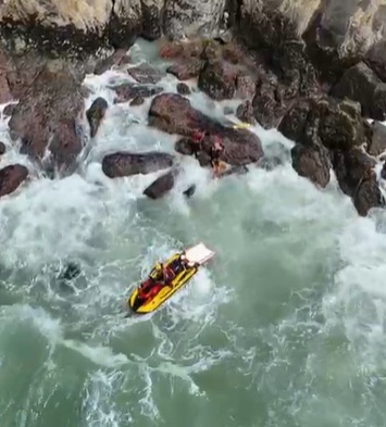 Criança é resgatada por guarda-vidas após corrente de retorno atingi-la no Canto do Maluf