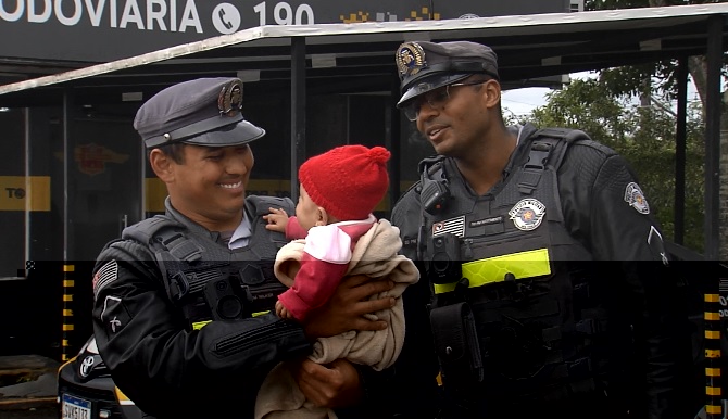 Heróis de Farda: Dupla de Policiais Rodoviários e Militares Comuns Salvam Vidas de Bebês na Baixada Santista