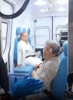 Enfermeiro do Samu canta para idosa de 99 anos que possui medo de ambulância; VÍDEO