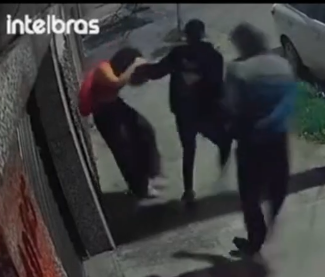 Jovem escapa de tentativa de sequestro no Santa Rosa em Guarujá; VÍDEO