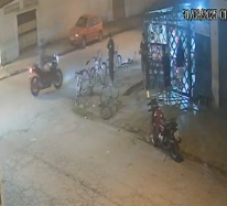 Motoqueiro atira em pessoas na Vila Margarida em São Vicente e foge; VÍDEO