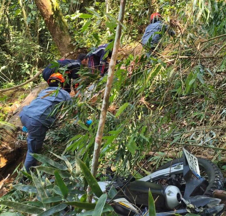 Mulher morre e homem fica ferido após queda de moto em ribanceira na Oswaldo Cruz, em Ubatuba
