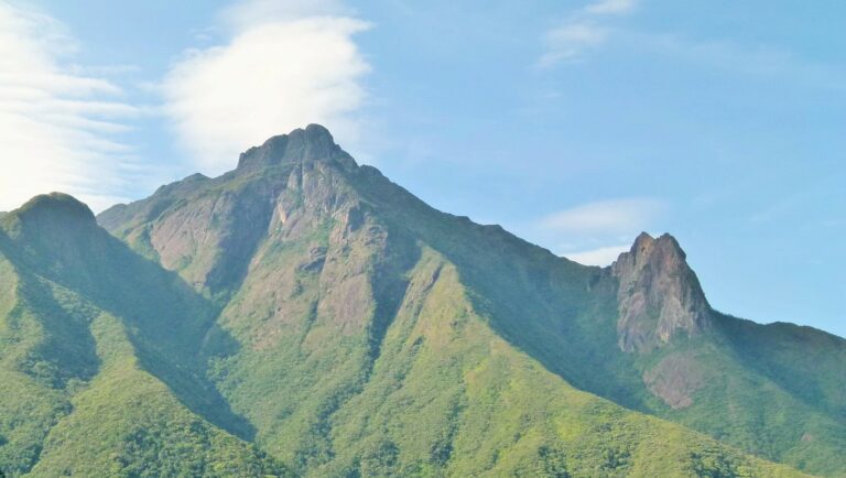 Bombeiros resgatam jovem perdido em trilha no Pico do Itaguaré, em Piquete