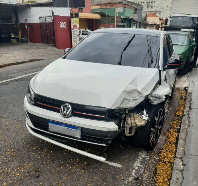 Motorista bate em carros na frente de escola em Jundiaí e foge de ônibus
