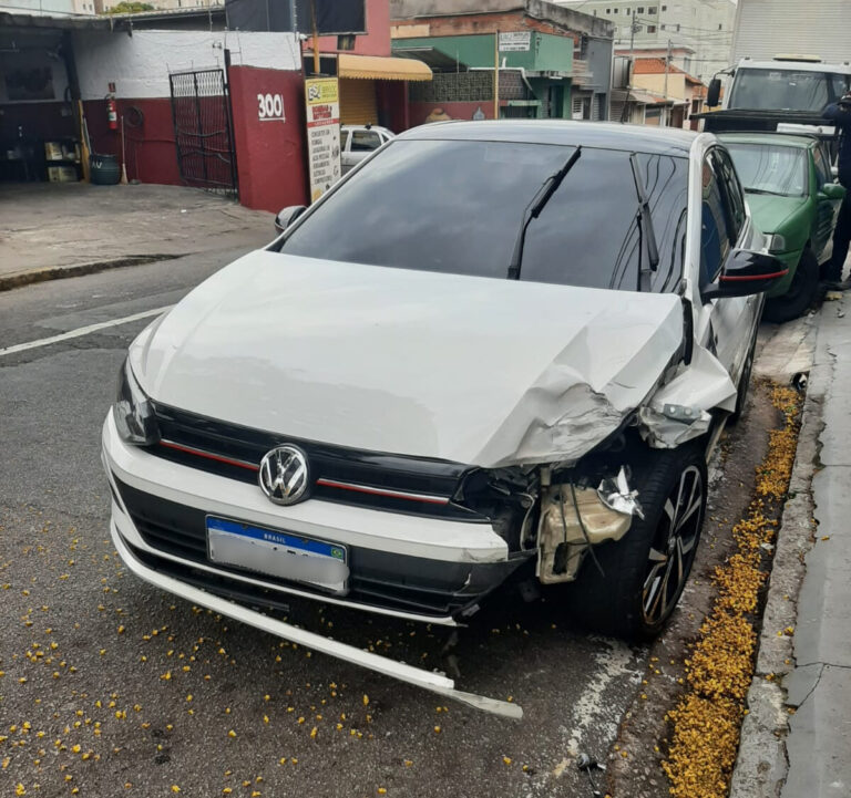 Motorista bate em carros na frente de escola em Jundiaí e foge de ônibus