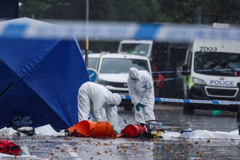 Membros de uma equipe forense trabalham do lado de fora da sinagoga de Manchester, onde várias pessoas foram mortas no Yom Kippur, no que a polícia declarou um incidente terrorista, no norte de Manchester | REUTERS/Phil Noble