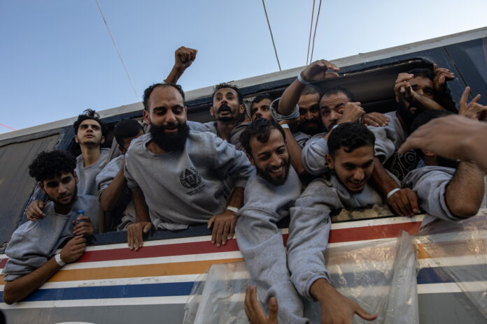Palestinos dão as boas-vindas aos prisioneiros libertados em sua chegada à Faixa de Gaza, após sua libertação das prisões israelenses sob um acordo de troca, em Khan Younis, no sul da Faixa de Gaza | EFE/EPA/HAITHAM