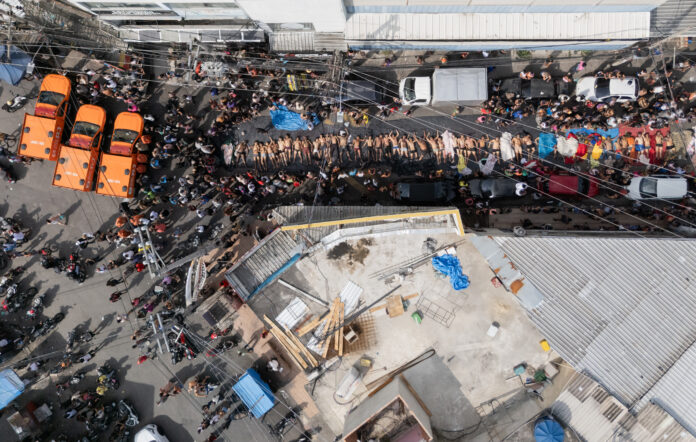 Corpos enfileirados em praça na Penha Corpos de homens mortos em confronto com a polícia na terça-feira (28), no Complexo da Penha, zona norte do Rio de Janeiro. A operação nos complexos da Penha e do Alemão deixou 64 mortos, número recorde em ações policiais no estado | Foto: Eduardo Anizelli/Folhapress