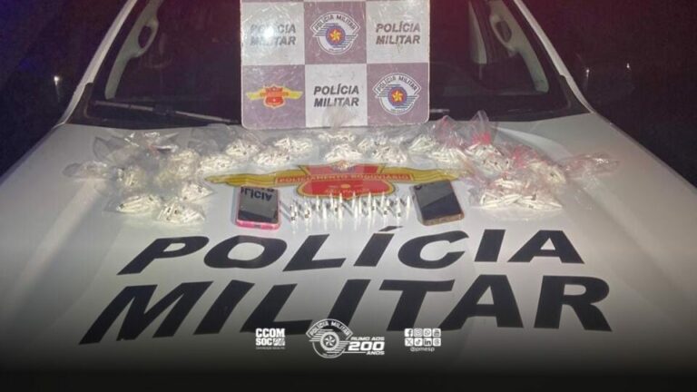 Dois são presos escondendo quase 600 pinos com cocaína no banco de um Gol