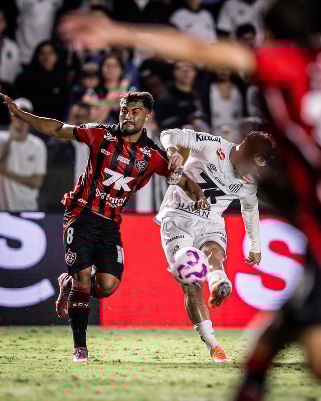 Vitória bate Santos em noite de VAR ativo na Vila e embola briga contra Z4