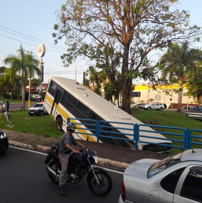 Ônibus de empresa privada perde controle e cai dentro de córrego em Araras Ônibus de empresa privada perde controle e cai dentro de córrego em Araras