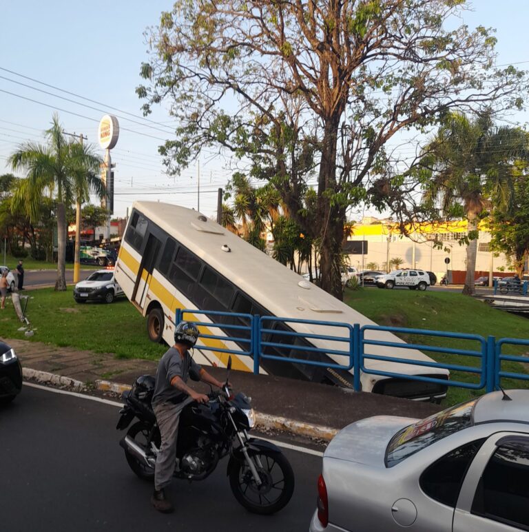 Ônibus de empresa privada perde controle e cai dentro de córrego em Araras