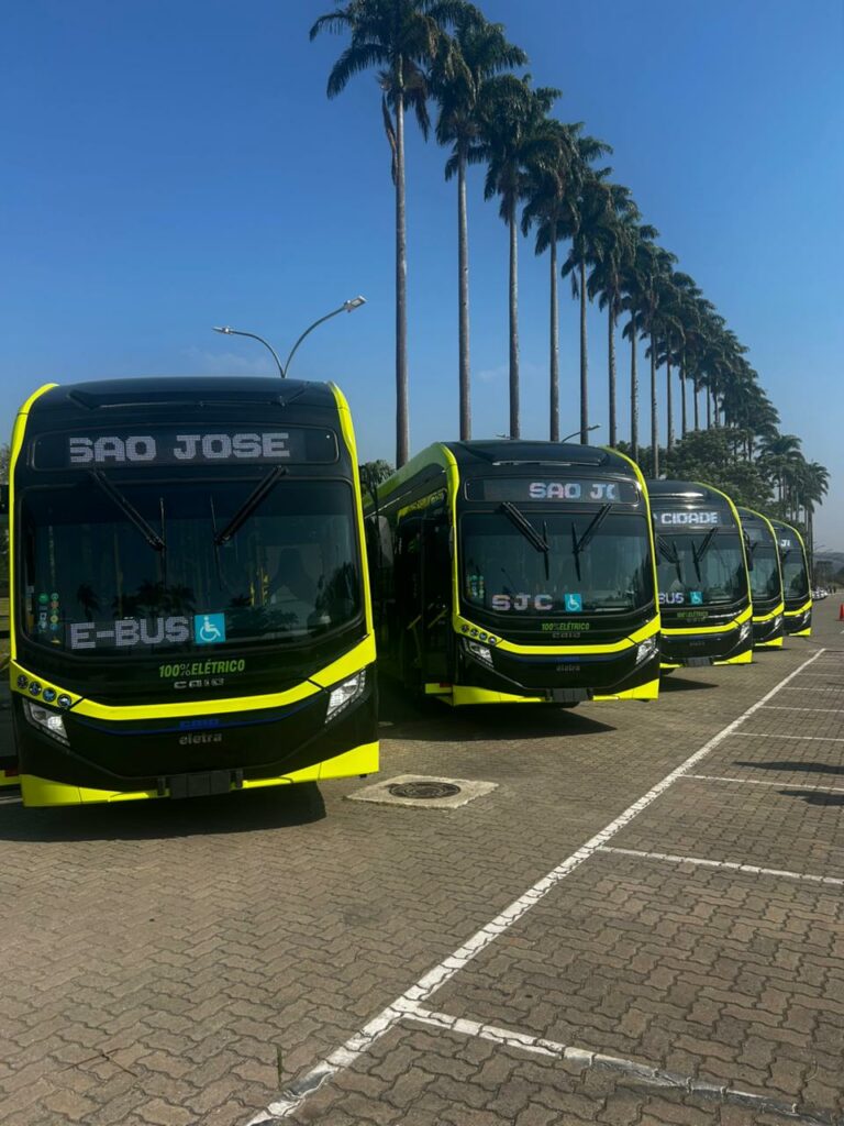 São José recebe primeiros ônibus elétricos para frota do transporte público