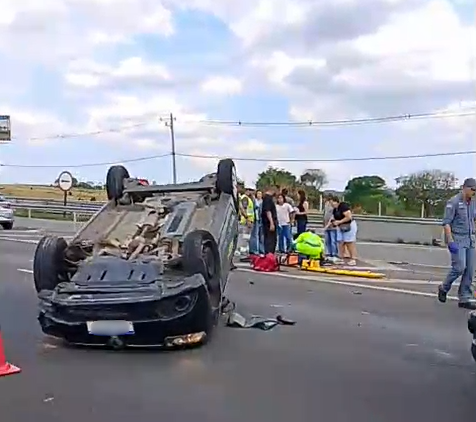VÍDEO: Carro com criança capota após batida na Dom Pedro